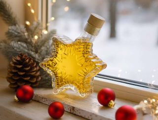 Objavte kúzlo zimy s našou jedinečnou fľašou v tvare snehovej vločky! ❄️✨. Je symbolom zimnej pohody a čarovnej atmosféry...