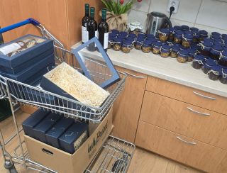 🎁 Vytvárame darčekové balíčky pre nášho zákazníka – podľa želania 🍷 dobré víno, 🫙 poctivé dobroty v skle a všetko krásne...