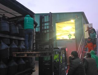 🚚 Kamión plný demižónov dorazil ešte za tmy! Ranný náklad nás prekvapil množstvom, takže s vykladaním pomáhali úplne...