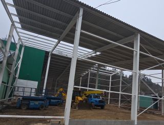 Chceli sme, aby bola naša nová hala do konca roka pod strechou 🏗️ Úplne podľa predstáv sa to síce nepodarilo, no strecha...