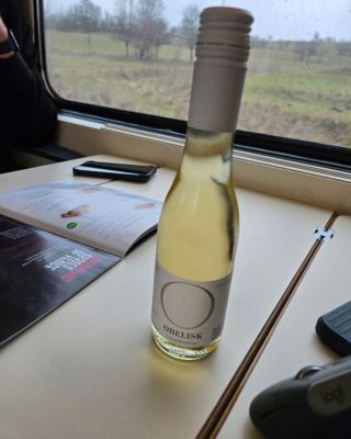 🚆 Na cestě vlakem nás potěšilo, že jsme mohli podpořit našeho zákazníka – Vinařství Obelisk 🍷 Cesta sice nebyla krátká,...